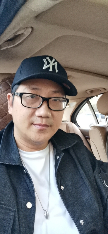 拥抱幸福的第一张照片--马尾相亲网